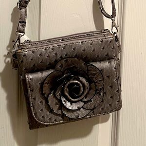 Adjustable strap crossbody handbag